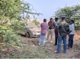 Brothers, 5 and 3, die in abandoned car near Navsari | Surat News